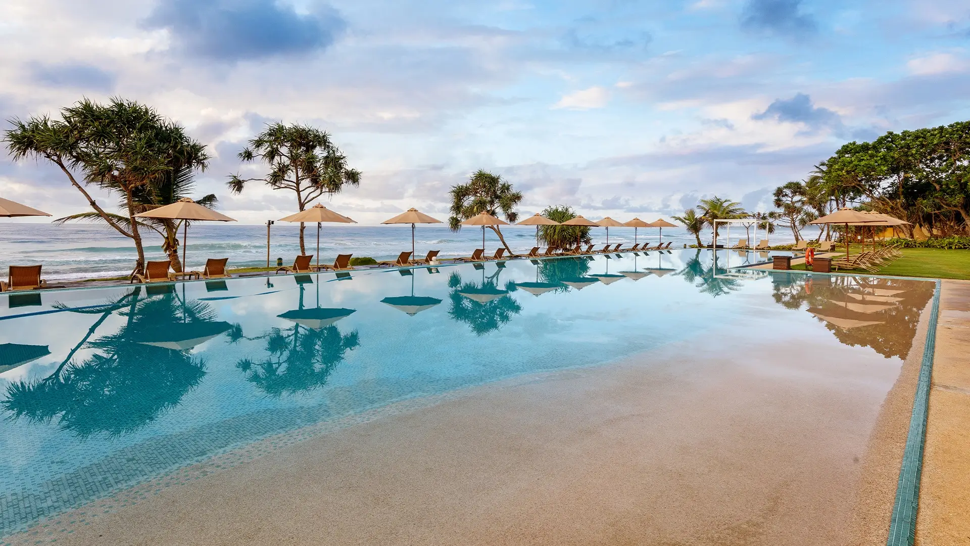 Luxury infinity pool in Sri Lanka with breathtaking sea views for a premium travel experience